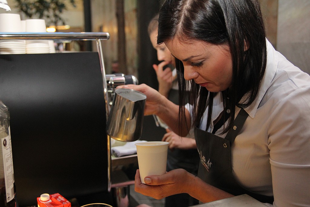 Mistrzowie Polski Latte Art serwowali legniczanom kawę