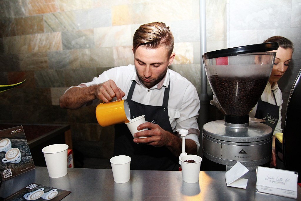 Mistrzowie Polski Latte Art serwowali legniczanom kawę