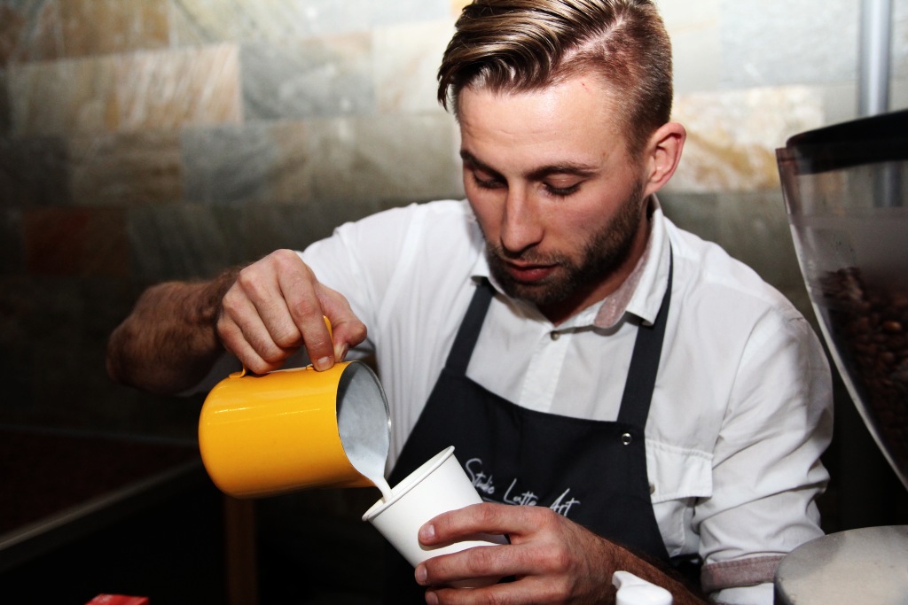 Mistrzowie Polski Latte Art serwowali legniczanom kawę