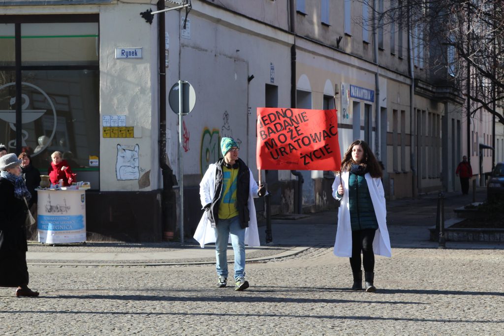 Hakerzy z IV LO namawiali legniczan do badań