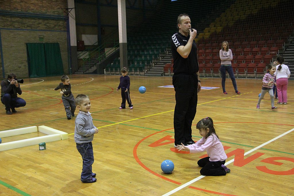 Przedszkolaki na treningu szczypiornistów Siódemki