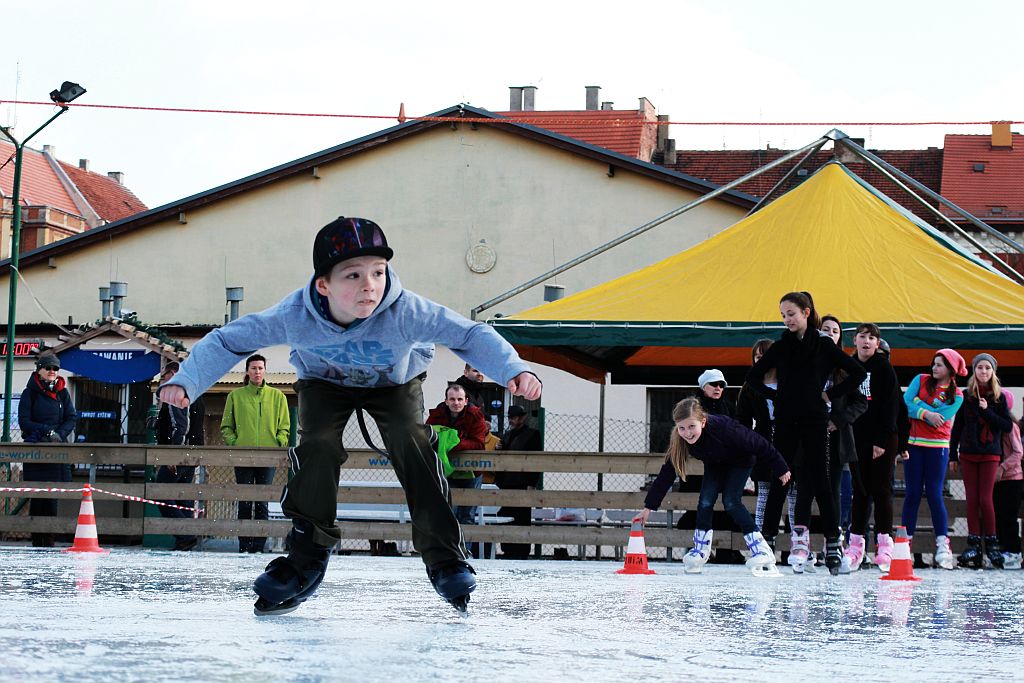 Ferie na lodowisku i boisku