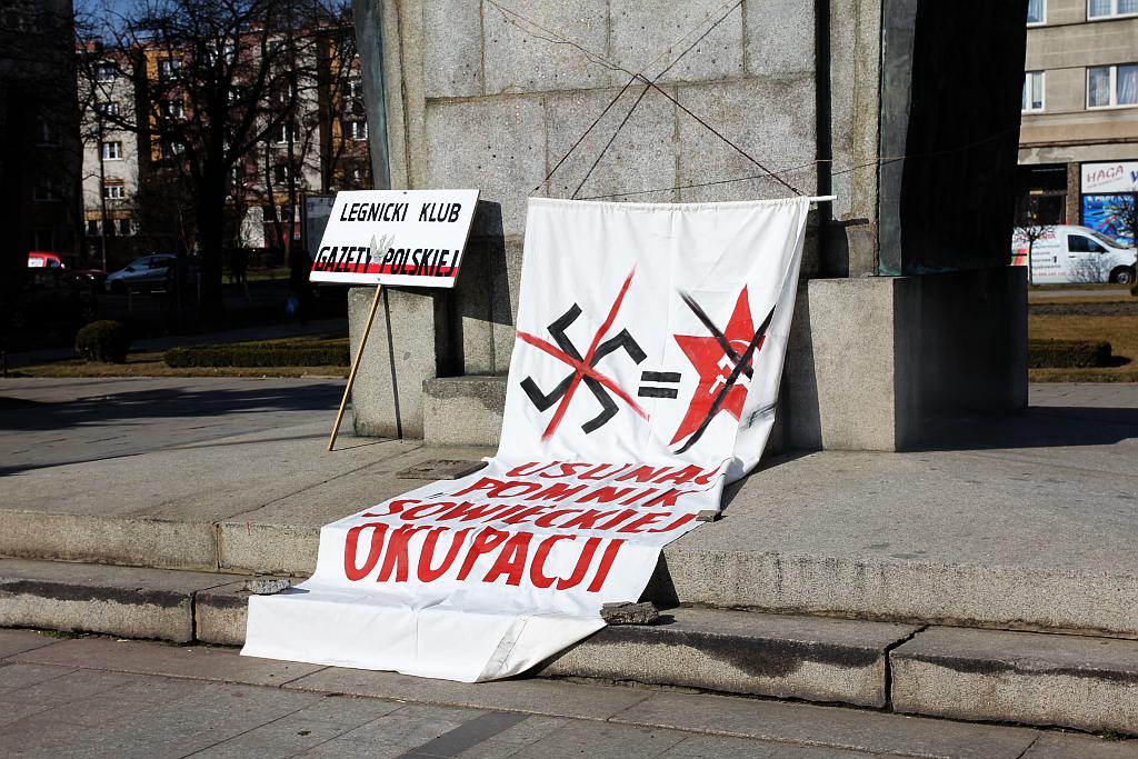 Prawica świętowała pod lewicowym pomnikiem