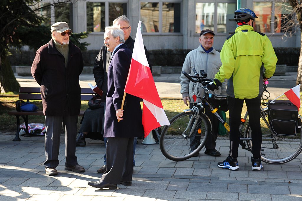 Prawica świętowała pod lewicowym pomnikiem