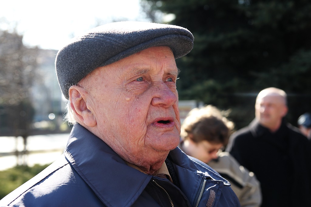 Prawica świętowała pod lewicowym pomnikiem