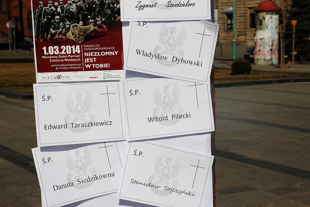 Prawica świętowała pod lewicowym pomnikiem