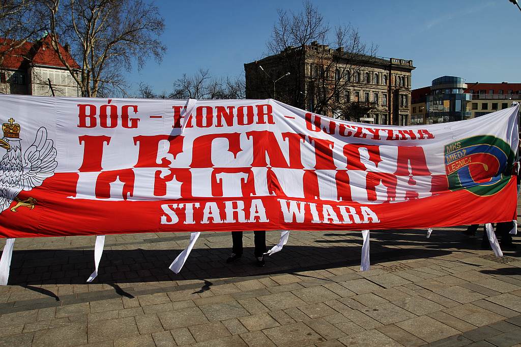 Prawica świętowała pod lewicowym pomnikiem