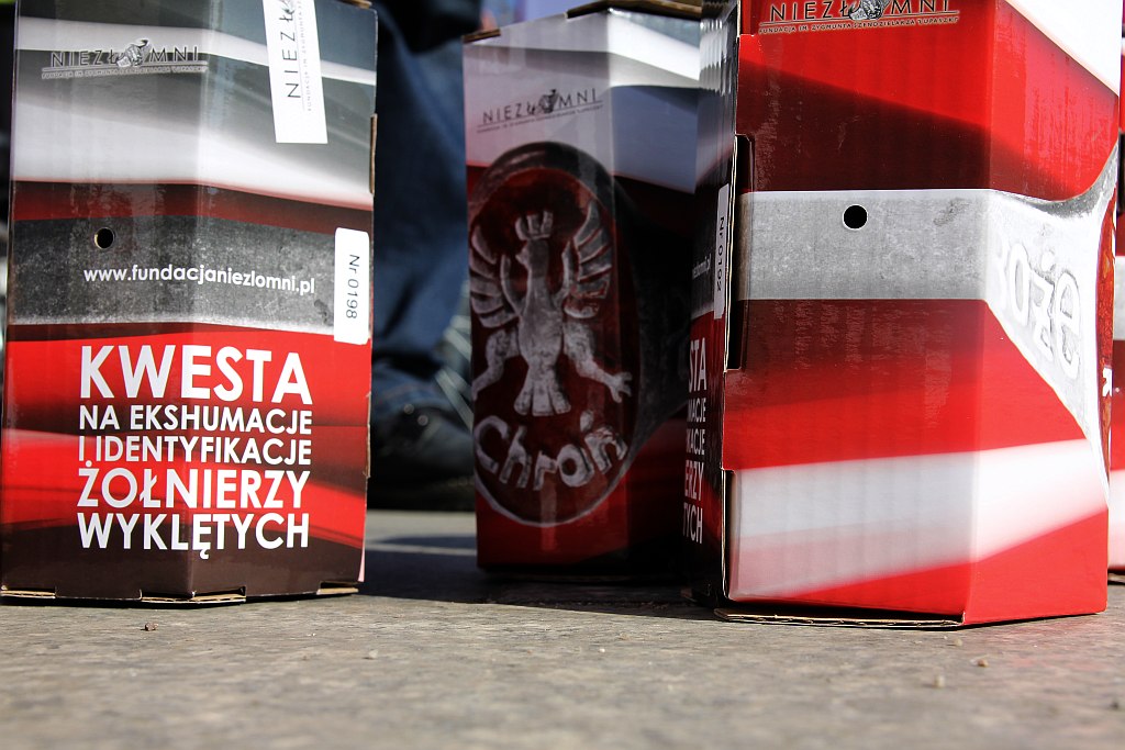 Prawica świętowała pod lewicowym pomnikiem