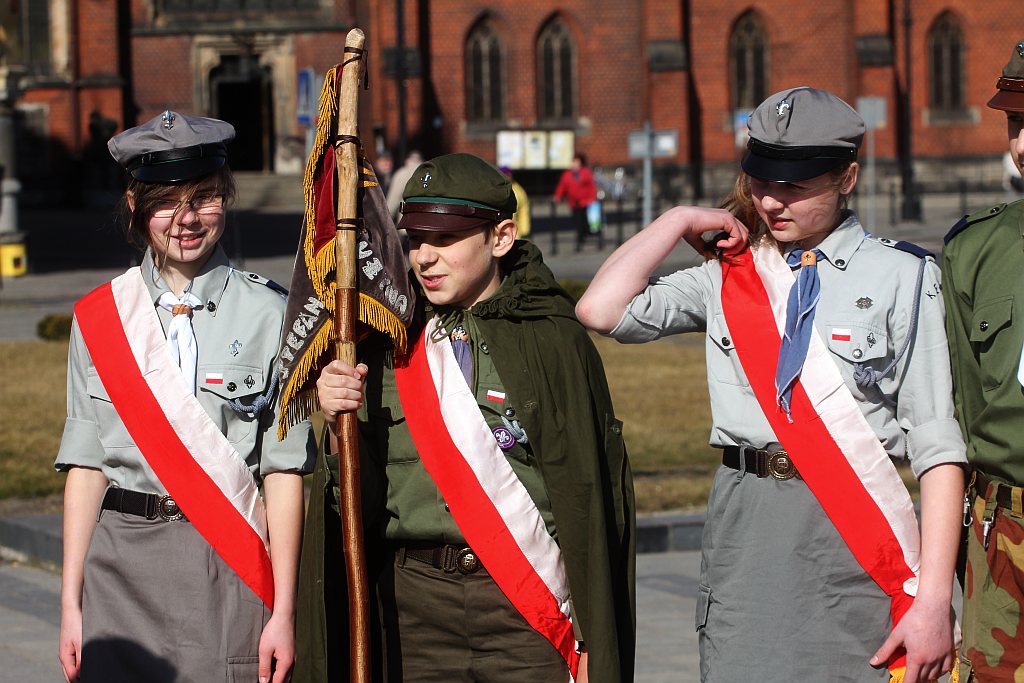 Prawica świętowała pod lewicowym pomnikiem