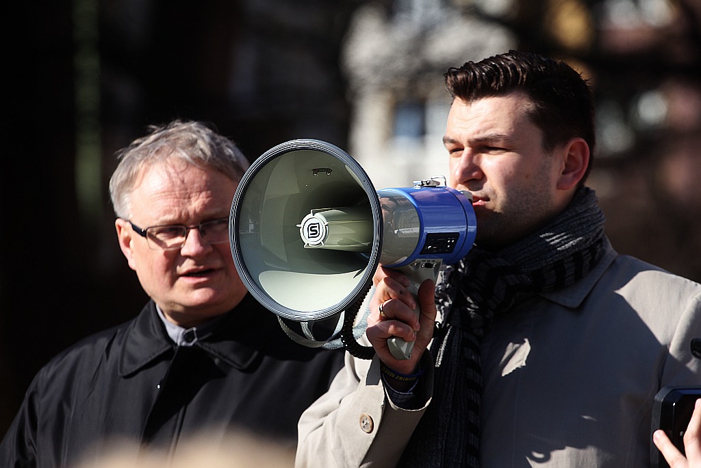 Prawica świętowała pod lewicowym pomnikiem