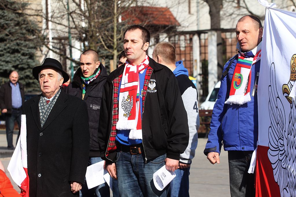 Prawica świętowała pod lewicowym pomnikiem