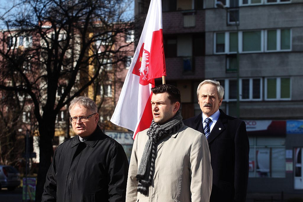 Prawica świętowała pod lewicowym pomnikiem