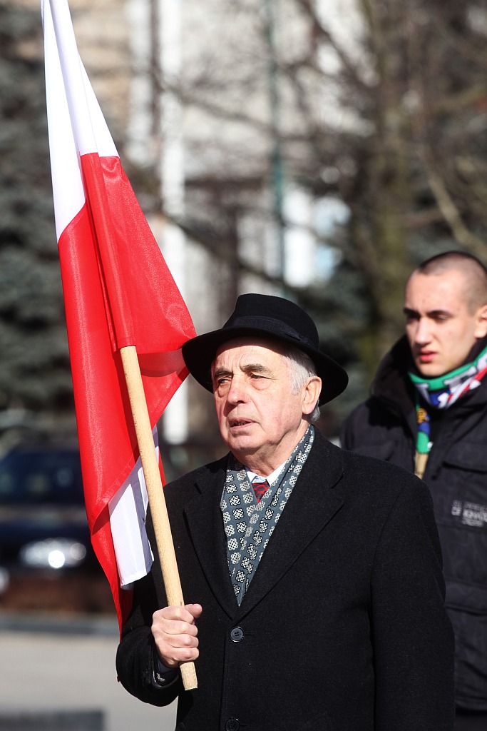 Prawica świętowała pod lewicowym pomnikiem