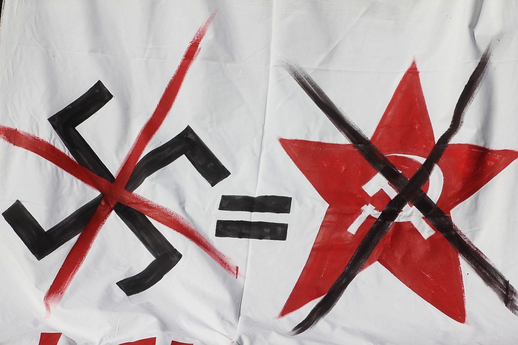 Prawica świętowała pod lewicowym pomnikiem