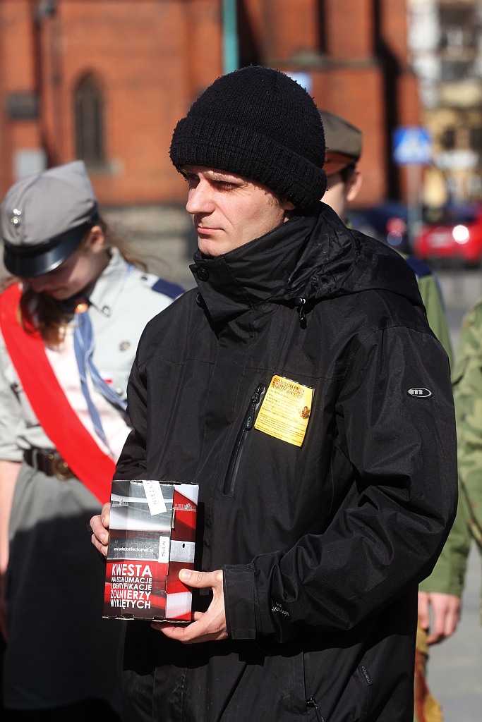 Prawica świętowała pod lewicowym pomnikiem