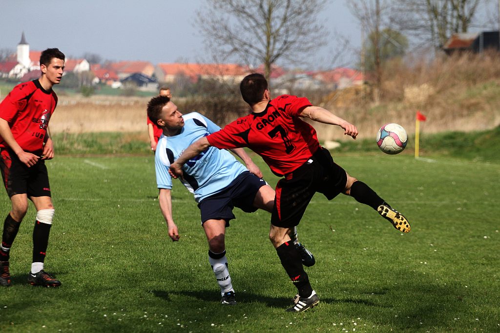 Klasa B: Błękitni - Grom 3:3