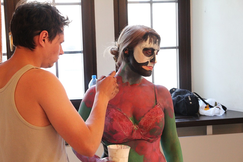 Avatar uczy sztuki bodypaintingu