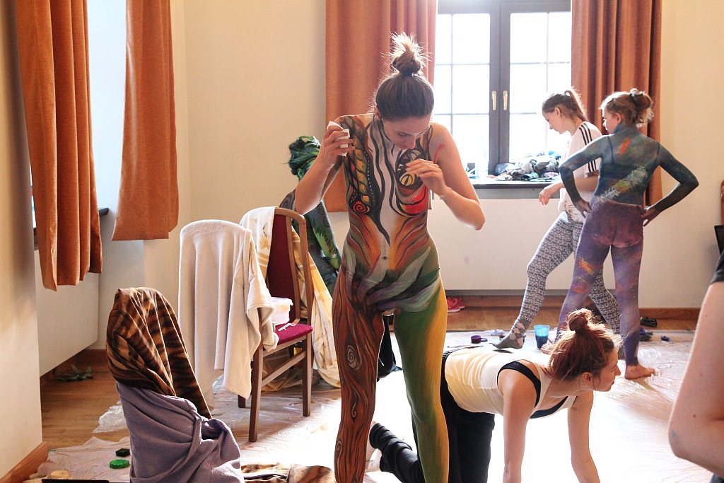 Avatar uczy sztuki bodypaintingu