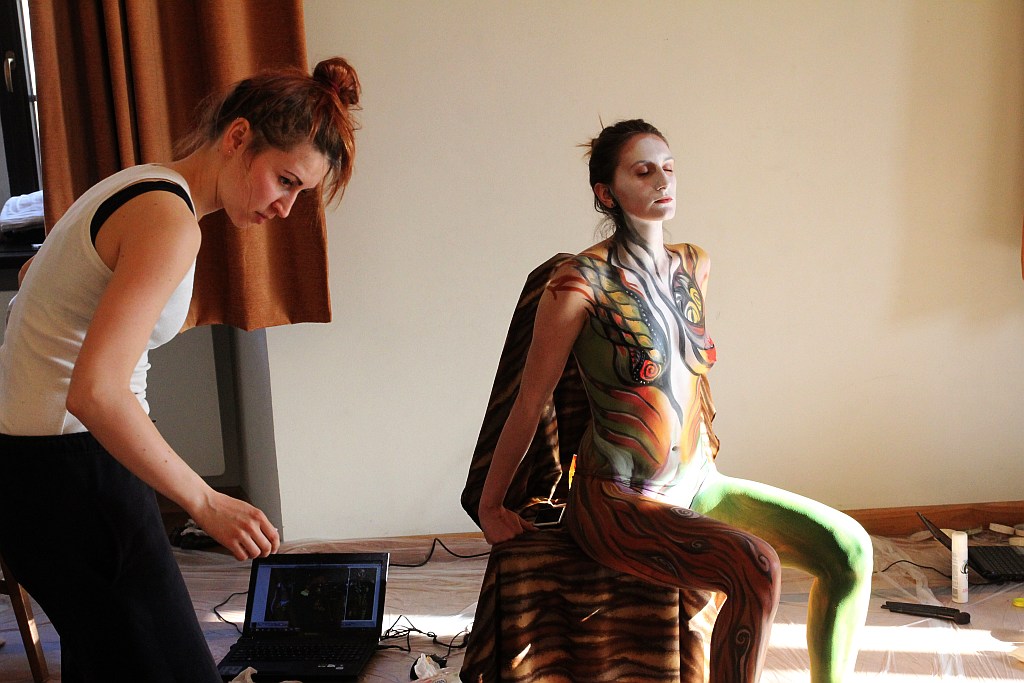 Avatar uczy sztuki bodypaintingu