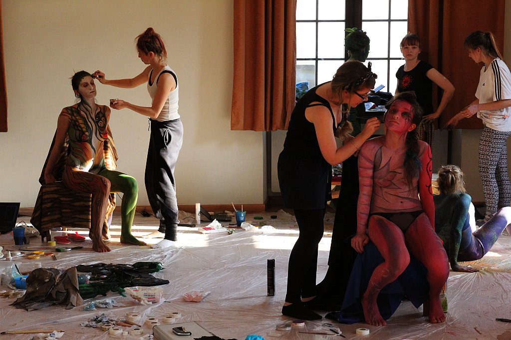 Avatar uczy sztuki bodypaintingu