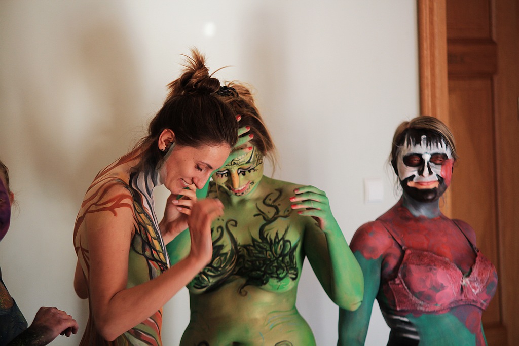 Avatar uczy sztuki bodypaintingu