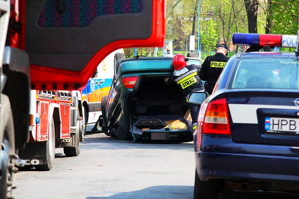 Dachowało auto, kierowca w szpitalu