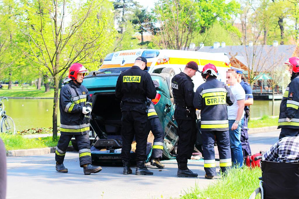 Dachowało auto, kierowca w szpitalu