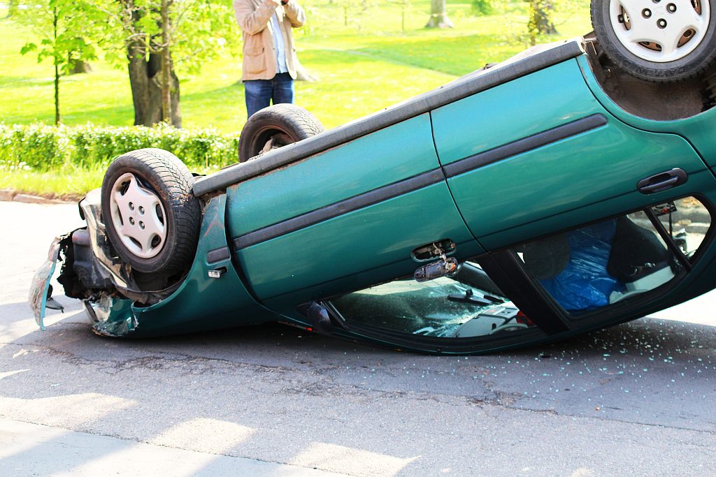 Dachowało auto, kierowca w szpitalu