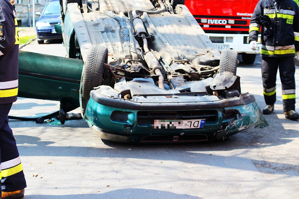 Dachowało auto, kierowca w szpitalu
