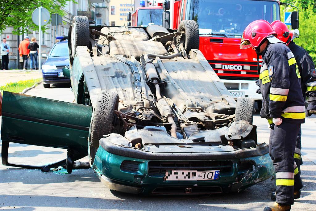 Dachowało auto, kierowca w szpitalu