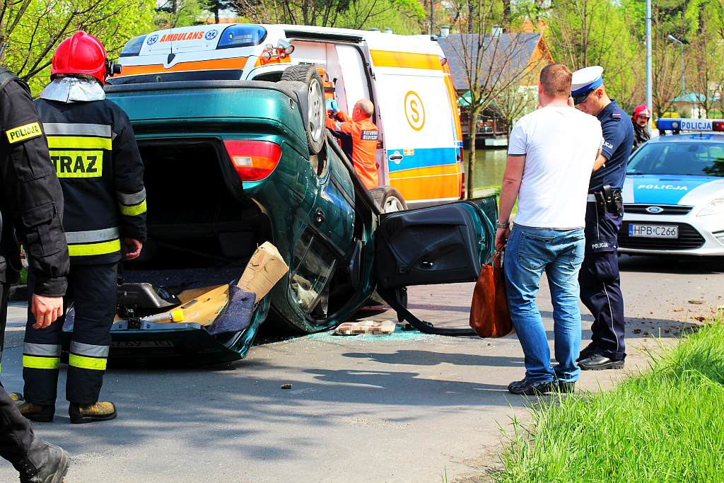 Dachowało auto, kierowca w szpitalu
