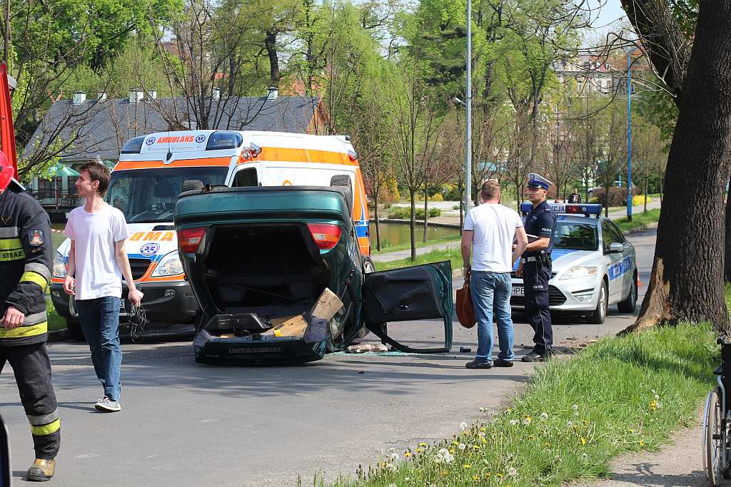 Dachowało auto, kierowca w szpitalu