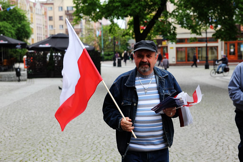 Szefowa PiS rozdawała w Rynku narodowe flagi