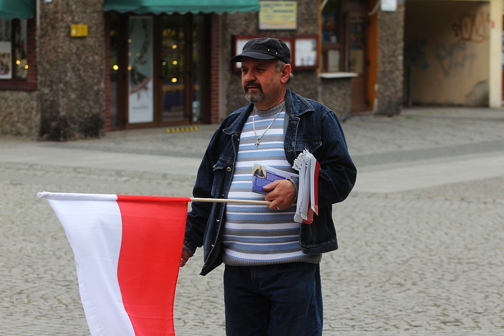 Szefowa PiS rozdawała w Rynku narodowe flagi