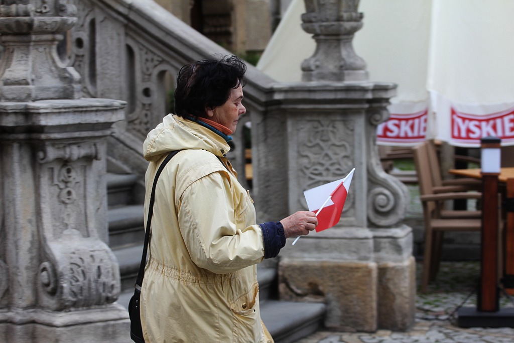 Szefowa PiS rozdawała w Rynku narodowe flagi