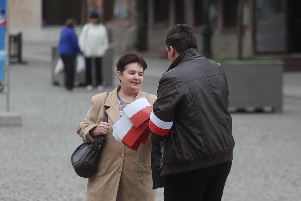 Szefowa PiS rozdawała w Rynku narodowe flagi