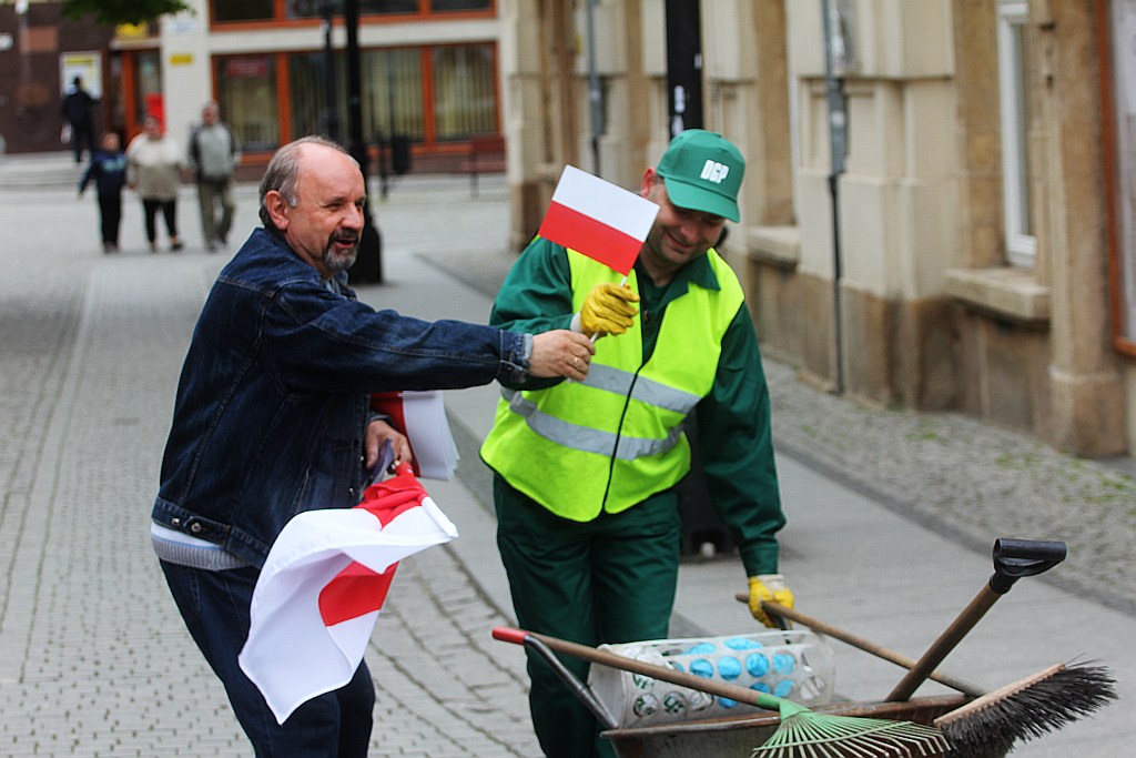 Szefowa PiS rozdawała w Rynku narodowe flagi
