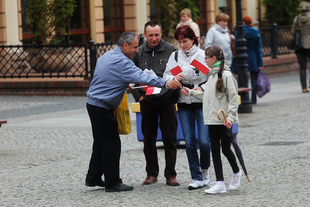 Szefowa PiS rozdawała w Rynku narodowe flagi