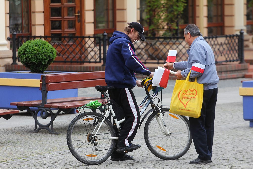 Szefowa PiS rozdawała w Rynku narodowe flagi