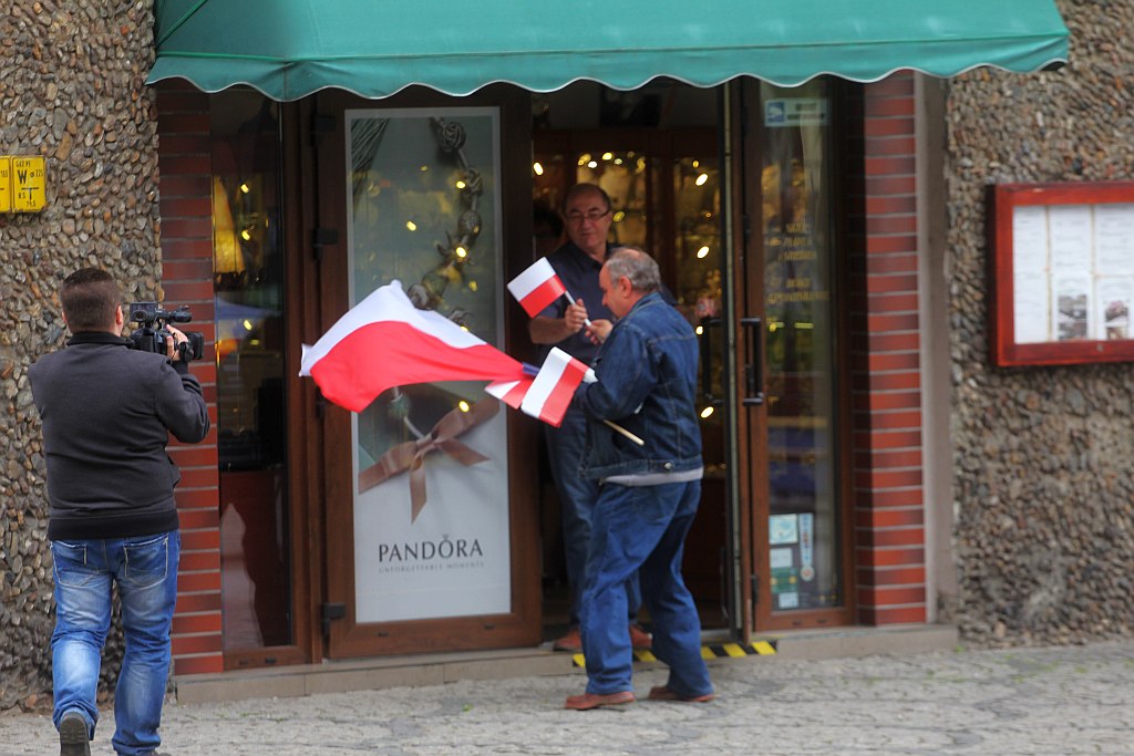 Szefowa PiS rozdawała w Rynku narodowe flagi