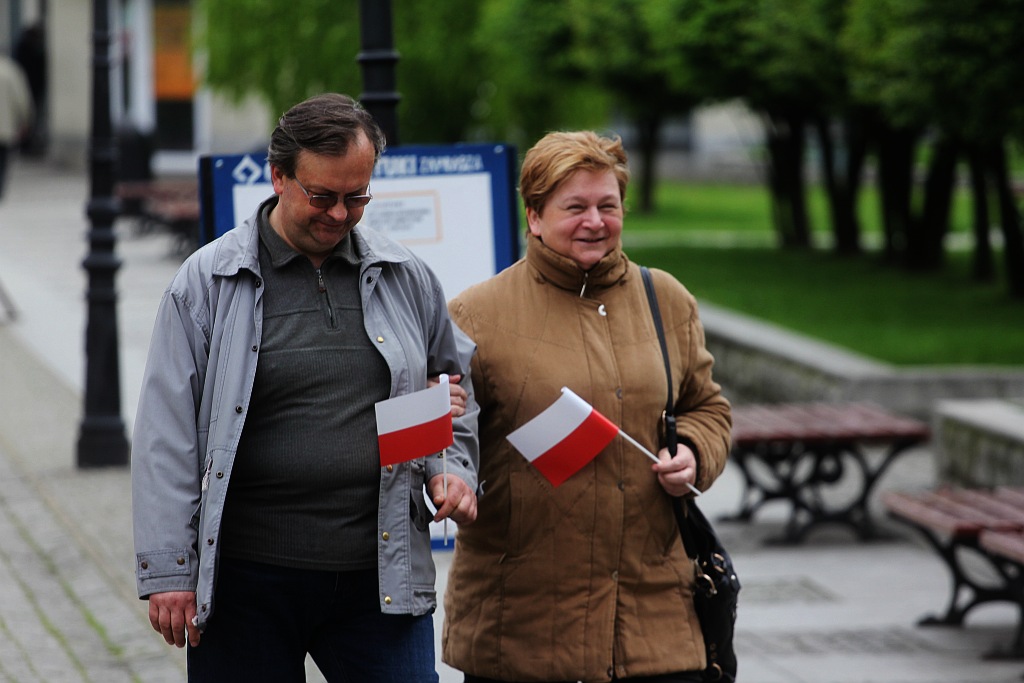 Szefowa PiS rozdawała w Rynku narodowe flagi