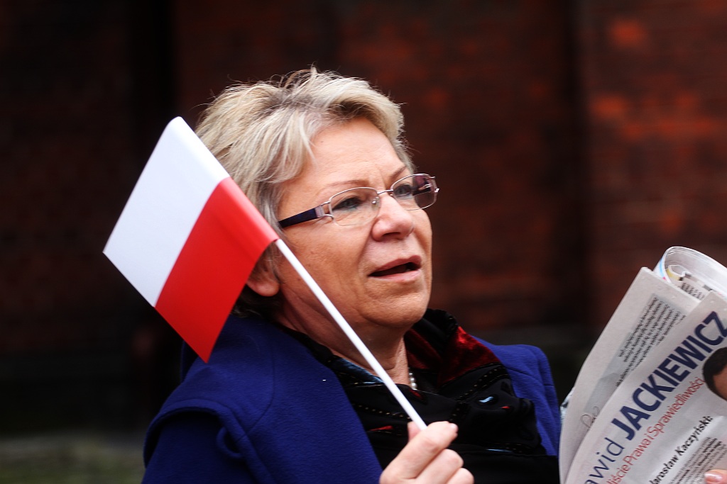 Szefowa PiS rozdawała w Rynku narodowe flagi