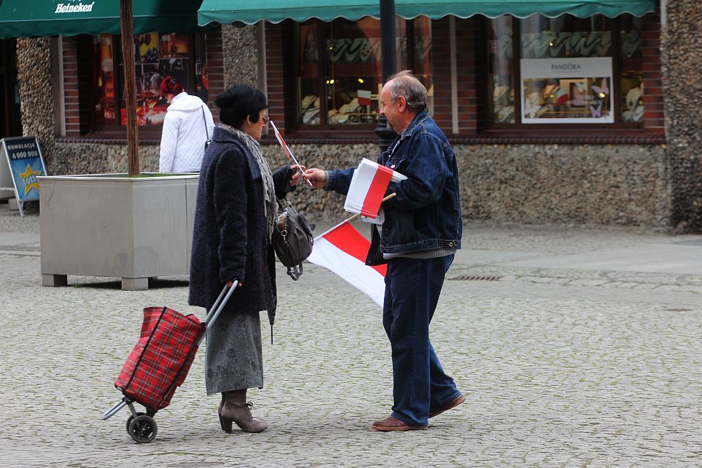 Szefowa PiS rozdawała w Rynku narodowe flagi
