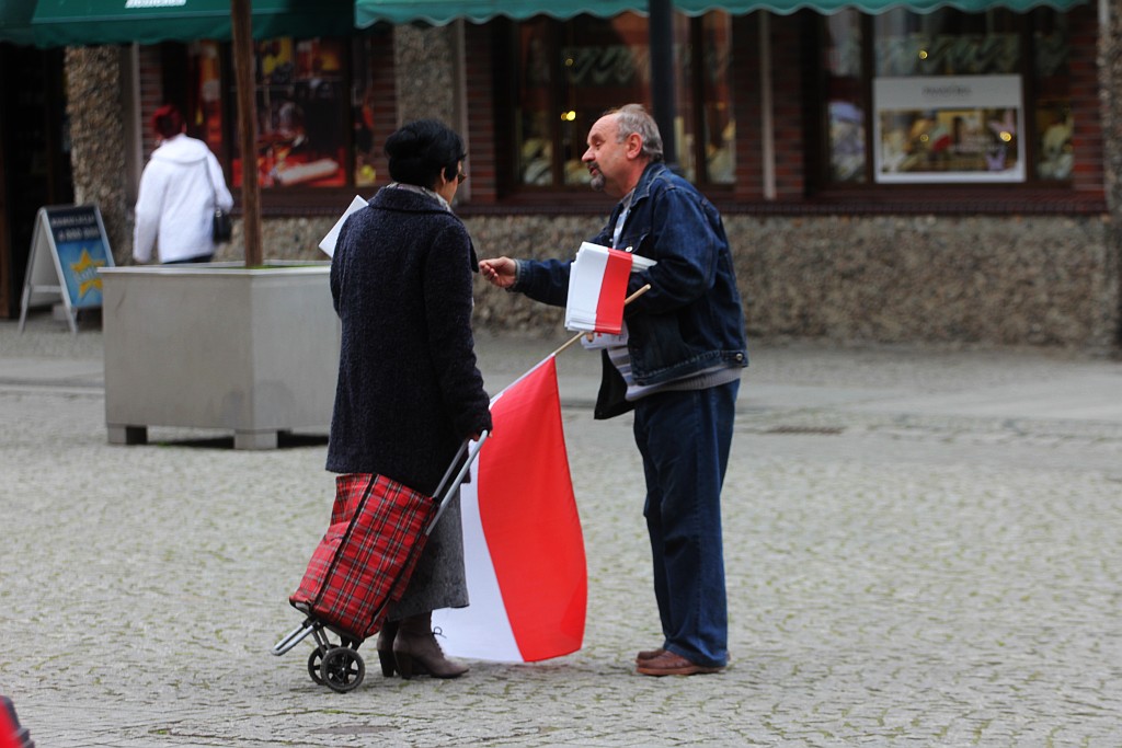 Szefowa PiS rozdawała w Rynku narodowe flagi
