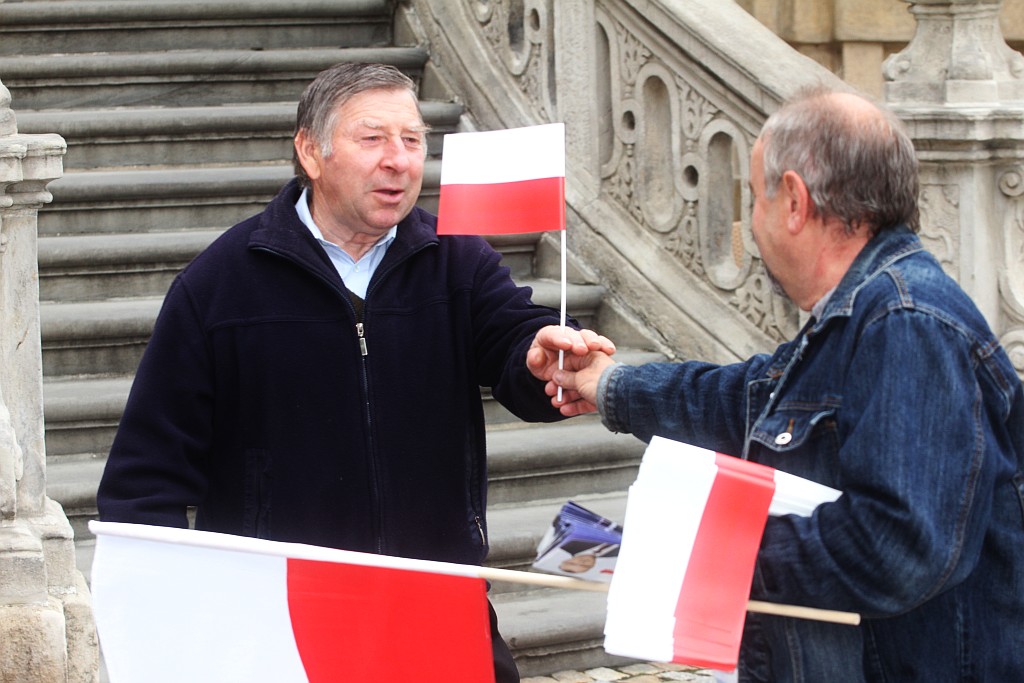 Szefowa PiS rozdawała w Rynku narodowe flagi