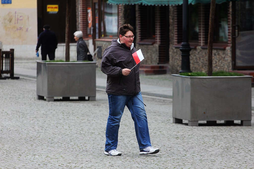 Szefowa PiS rozdawała w Rynku narodowe flagi