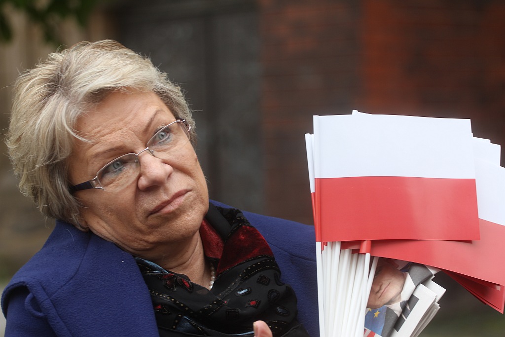 Szefowa PiS rozdawała w Rynku narodowe flagi