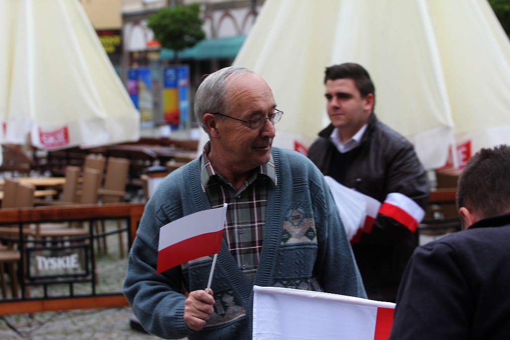 Szefowa PiS rozdawała w Rynku narodowe flagi