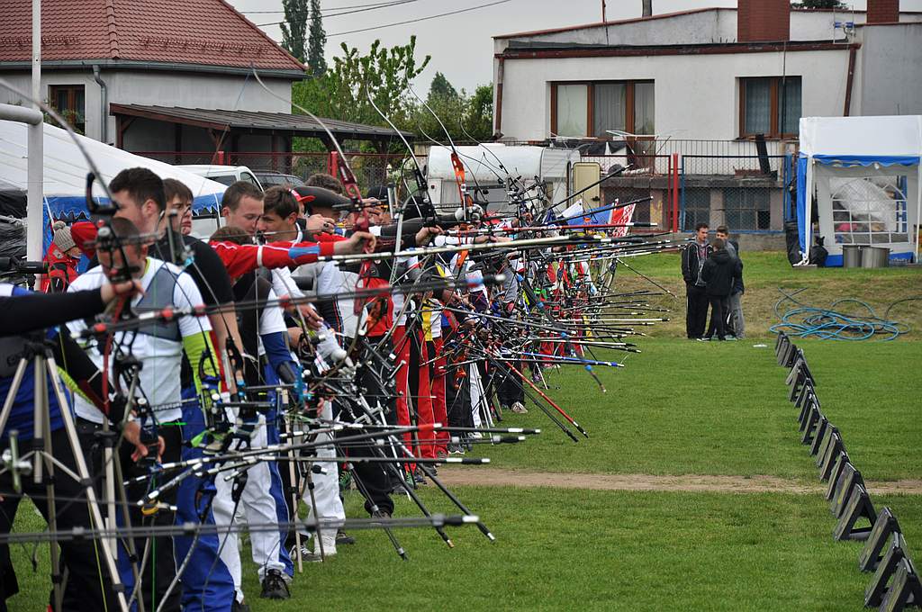 Strzelali z łuków na boisku przy Świerkowej