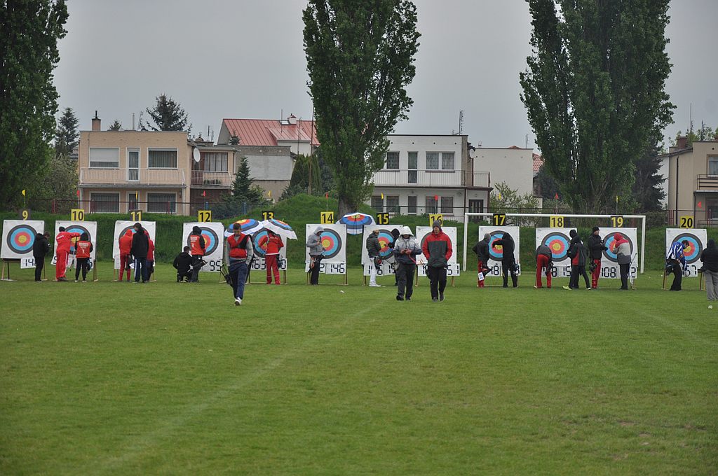 Strzelali z łuków na boisku przy Świerkowej